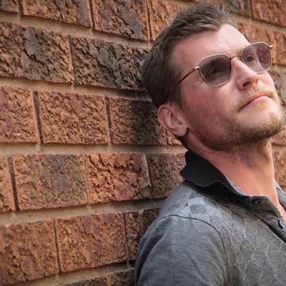 Meet your Posher, Kyle - Picture 3 of 3